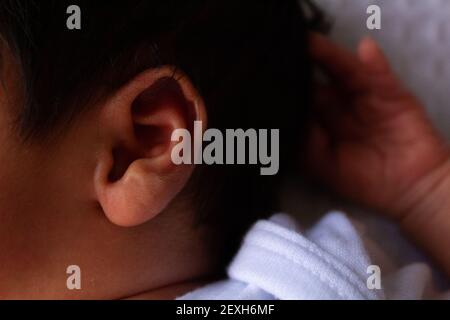 primo piano dell'orecchio di un bambino Foto Stock