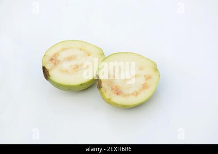 Un frutto di guava biologico tagliato a metà isolato su bianco sfondo Foto Stock