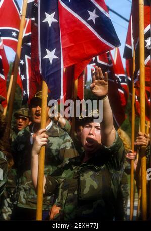 Gainesville, Georgia, Stati Uniti. 10 gennaio 2019. Supremacista bianco in uniforme militare in powerÃ"bianco Ã saluto al White Patriot Party rally e marzo c. 1986 (immagine di credito: © Robin RayneZUMA Wire) Foto Stock