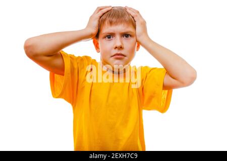 Mal di testa malato bambino ragazzo, si sente depresso isolato su bianco ba Foto Stock