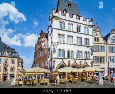 Lo 'Steipe', edificio storico che ospita il ristorante Ratskeller a Hauptmarkt, la piazza principale del mercato dell'antica città di Treviri, Renania-Palati Foto Stock