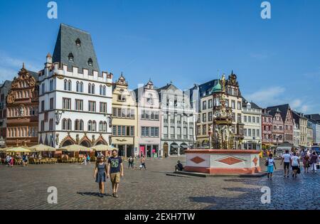 Hauptmarkt la piazza principale del mercato dell'antica città di Treviri con fontana di mercato, sullo sfondo delle facciate delle case del Rinascimento, Baroq Foto Stock