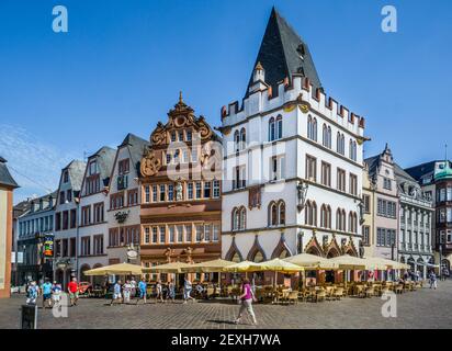 'Das Rote Haus' (casa rossa) e la 'Steipe', i più importanti edifici storici a Hauptmarkt, la piazza principale del mercato dell'antica città di Trie Foto Stock