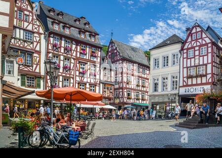 Case a graticcio nella piazza medievale del mercato di Bernkastel, Bernkastel-Kues, Mosella centrale, Renania-Palatinato, Germania Foto Stock