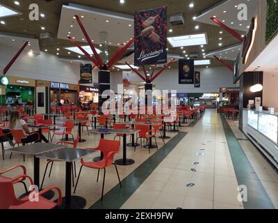 SARANDI, AVELLANEDA, BUENOS AIRES, AFGHANISTAN - Feb 11, 2021: Centro commerciale. Colpo della corte di cibo abbastanza vuoto a causa della pandemia COVID-19 sociale d Foto Stock
