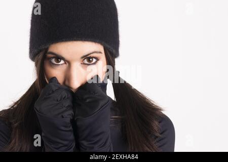 Pretty Woman fuorilegge in Stealth nero vestito nero cappuccio guanti Foto Stock