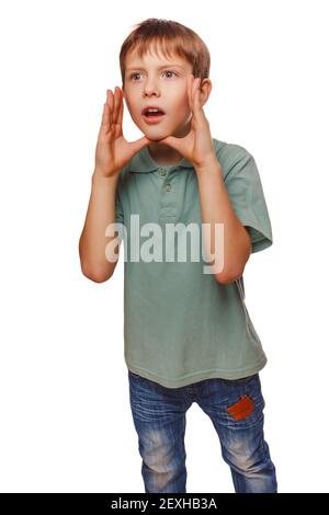 Le emozioni del ragazzo teenager grida chiamando aprì la bocca isolata sopra Foto Stock