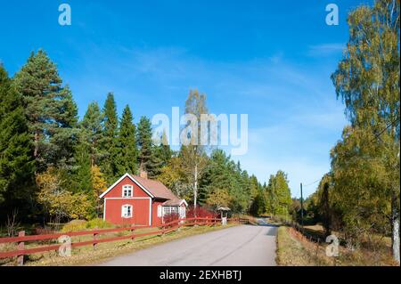 Casa di legno rosso in Svezia in autunno Foto Stock