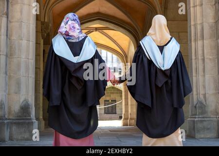 Studenti malesi che indossano abiti alla loro laurea della Melbourne University. Parkville, Victoria, Australia Foto Stock