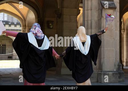 Studenti malesi che indossano abiti alla loro laurea della Melbourne University. Parkville, Victoria, Australia Foto Stock