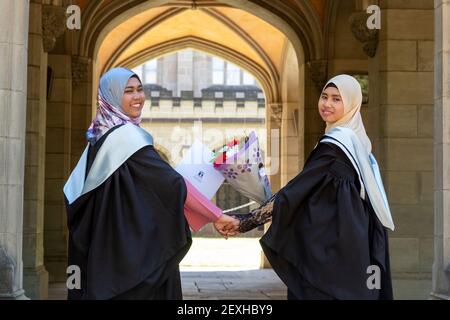 Studenti malesi che indossano abiti alla loro laurea della Melbourne University. Parkville, Victoria, Australia Foto Stock