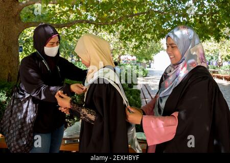 Studenti malesi che indossano i loro abiti di laurea alla Melbourne University, Victoria, Australia Foto Stock