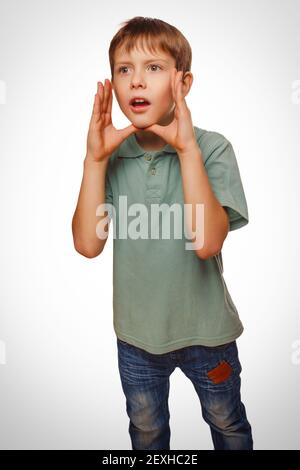 Le emozioni del ragazzo teenager piange chiamando aprirono la sua emozione in bocca Foto Stock