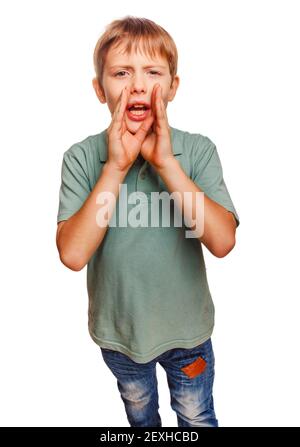 Il ragazzo adolescente grida chiamando ha aperto la sua bocca isolata su bianco ba Foto Stock