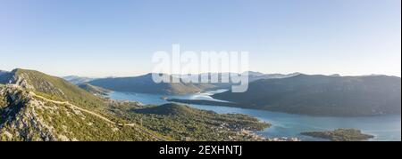 Panorama aereo drone shot della City Wall di Ston in Mali Ston vicino Dubrovnik in Croazia alba estiva Foto Stock