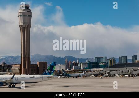 Gli aeroplani che caricano all'aeroporto internazionale McCarran con i casinos sulla striscia nello sfondo, Las Vegas, Nevada, Stati Uniti Foto Stock