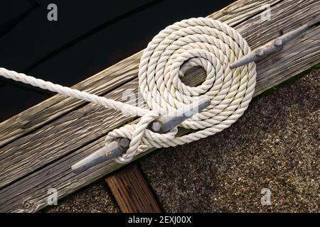 Bella roteato arricciato corda barca linea Bow Tie nautico verso il basso Foto Stock