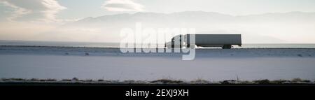 Long Haul Trucker Poluzione a luce bianca Salt Flats Utah Highway Foto Stock