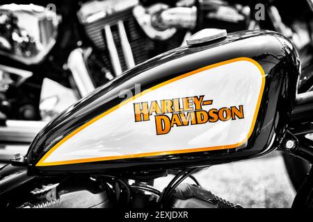 Serbatoio benzina per motociclette Harley Davidson Sporster. Bianco e nero con colore spot Foto Stock
