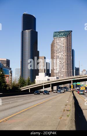 L'Interstate 5 attraversa il centro di Seattle Skyline Modern Transportation Foto Stock