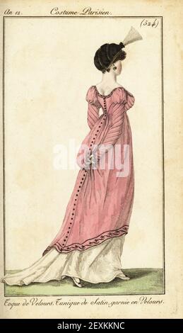 Donna con cappello in velluto con puma, abito in tunica satinata guarnito in velluto. Toque de Velours, Tunique de Satin, garnie en Velours. Incisione a mano su copperplate dal Journal des Dames et des Modes di Pierre de la Mesangere, Magazine of Women and Fashion, Parigi, AN 12, gennaio 1804. Illustrazioni di Carle Vernet, Jean-Francois Bosio, Dominique Bosio e Philibert Louis Debucourt, incise da Pierre-Charles Baquoy. Foto Stock
