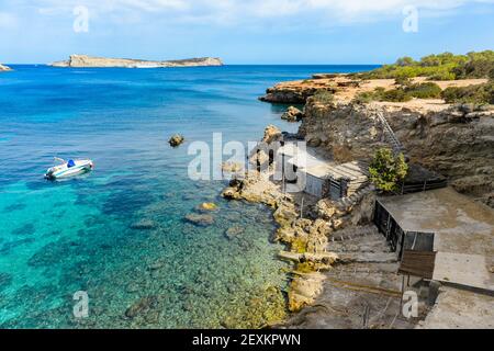 Ibiza, Spagna - 18 agosto 2014: Vista dell'isola di 'da Conillera' di fronte alla spiaggia di Cala Comte. Situato all'estremità occidentale dell'isola di Ibi Foto Stock