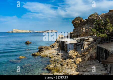 Ibiza, Spagna - 18 agosto 2014: Vista dell'isola di 'da Conillera' di fronte alla spiaggia di Cala Comte. Situato all'estremità occidentale dell'isola di Ibi Foto Stock