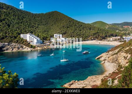 Cala Llonga, Ibiza - 31 maggio 2019: Vista panoramica della spiaggia di Cala Llonga sull'isola di Ibiza. Spiaggia di sabbia circondata da hotel turimo famiglia. Foto Stock