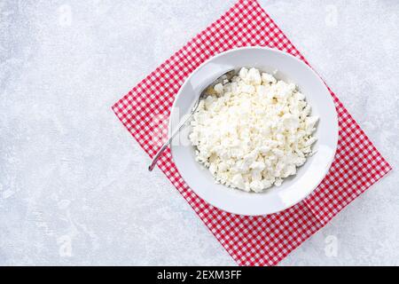 Ricotta con frutti di bosco e menta. Ricotta il formaggio in una ciotola. Vista dall'alto. Latticini. Foto Stock