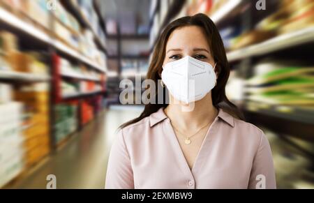 Donna che indossa la maschera facciale Covid Kn95 FFP2 Foto Stock