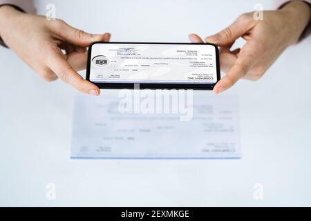 Acquisizione e deposito tramite assegno bancario remoto. Scattare foto Foto Stock