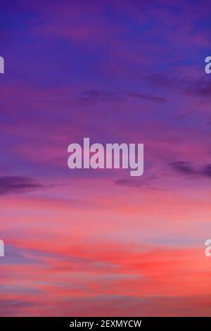Alba cielo con belle nuvole Foto Stock