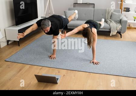 Online TV Home Fitness allenamento e esercizio fisico Foto Stock