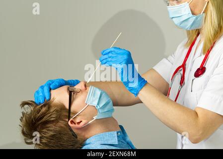 Pediatra o medico che prende il test del muco nasale, covid - 19 test Foto Stock