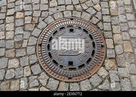 Dresda, Germania, 18 aprile 2018: Tombino in ghisa del sistema fognario urbano di Dresda. Foto Stock