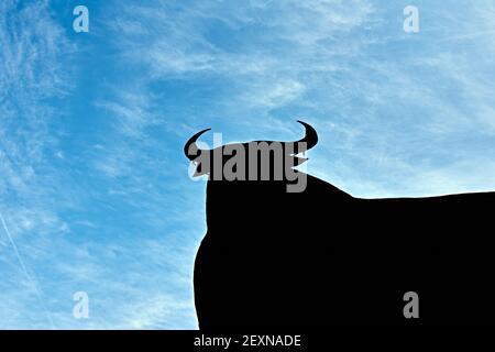 Una vista del toro Osborne su una collina ad Almayate, in Spagna sotto un cielo spiondo Foto Stock