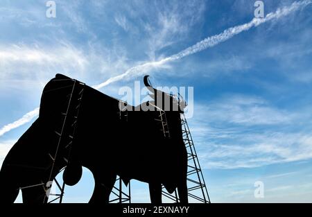 Un angolo basso del toro Osborne su una collina ad Almayate, in Spagna sotto un cielo spiondo Foto Stock