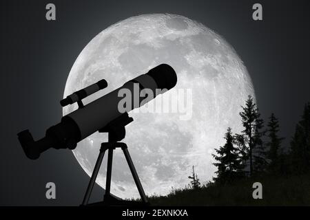 Silhouette di telescopio e luna grande sullo sfondo. Astronomia ed esplorazione del concetto di universo. Foto Stock