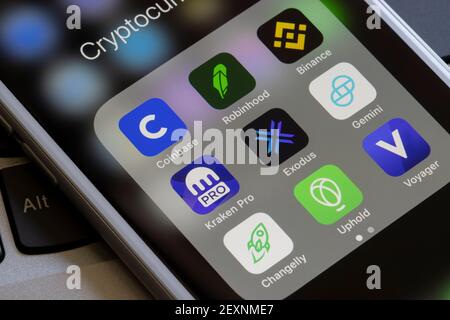 App assortite per il trading di criptovalute sono disponibili su un iPhone - Coinbase, Robinhood, Binance, Kraken Pro, Exodus, Gemini, Changelly, Uphold e Voyager. Foto Stock
