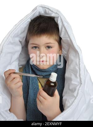 Ragazzo malato con un farmaco e un termometro isolato sfondo bianco Foto Stock