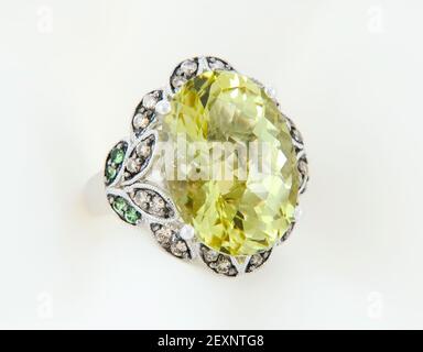 Anello oro bianco con quarzo al limone e diamanti Foto Stock