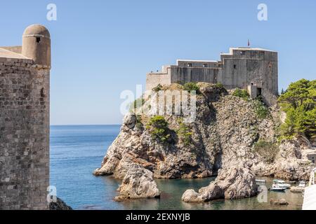 Dubrovnik, Croazia - 22 agosto 2020: Porto ovest con Fort Lovrijenac nel centro storico di Dubrovnik in estate Foto Stock