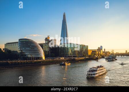 skyline di londra vicino al tamigi in inghilterra, regno unito Foto Stock