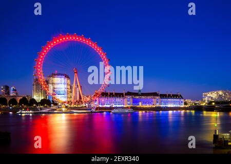 30 giugno 2018: London Eye, o Millennium Wheel, situato sulla riva sud del Tamigi a londra, inghilterra, regno unito. È il cantilever più alto d'Europa Foto Stock