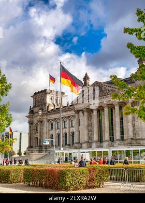 22 settembre 2018: Berlino, Germania - il Reichstag, edificio del Parlamento tedesco, con bandiere che volano, turisti in visita. Foto Stock