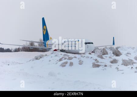 Ucraina, Kiev - 12 febbraio 2021: Aerei in inverno. Velivolo. C'è molta neve all'aeroporto. Cattive condizioni meteorologiche e visibilità. Blocchi di neve. Nevicate. C'è molta neve all'aeroporto. Foto Stock