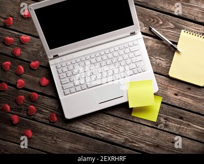 Notebook e cuori bianchi con note adesive Foto Stock