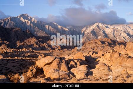 Golden Alpine Sunrise Alabama Hills Sierra Nevada Range California Foto Stock