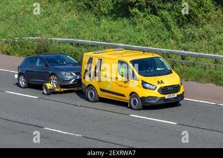 2019 Ford Transit Custom 340 base; Auto di soccorso rimorchio Auto AA moto; Regno Unito traffico veicolare, trasporto su strada, veicoli moderni, berlina, Guida di veicoli, strade e motori, in direzione sud sull'autostrada M6 Foto Stock