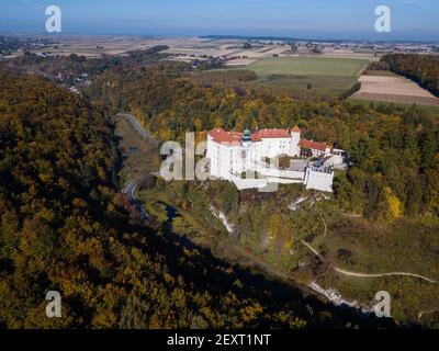 Castello medievale Pieskowa Skala vicino a Cracovia in Polonia. Antenna vista spettacolare in autunno bello e mite Foto Stock